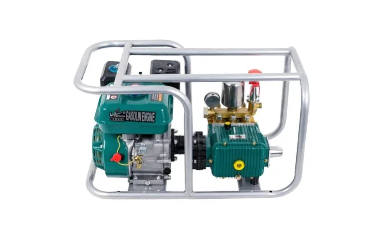 WENXIN 22 30 direct-drive sprayer unit with a gasoline engine and plunger pump on a white background