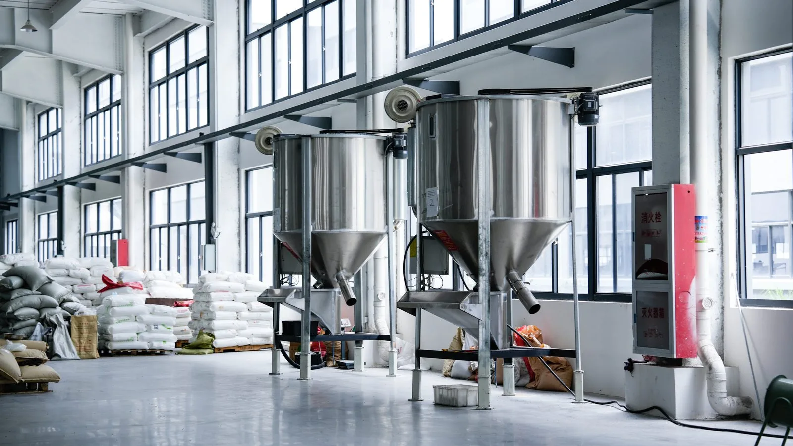 PP material preparation: PP resin mixing and blending before injection and blow molding
